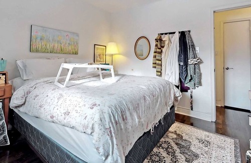 Aurora House | Beautiful detached bungalow in Aurora newly renovated