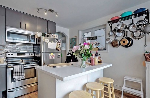 Aurora House | Beautiful detached bungalow in Aurora newly renovated