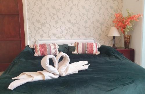 Newbury House | Beautiful Double En-suite Room, separate entrance, Ilford, Central line Gants Hill, free parking