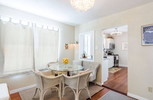 Gillespie Park Cottage | Beautiful Downtown Cottage near Beaches
