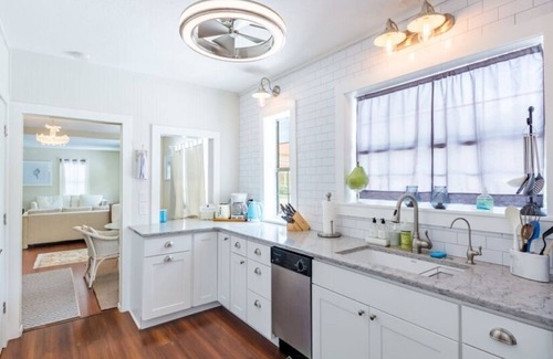 Gillespie Park Cottage | Beautiful Downtown Cottage near Beaches