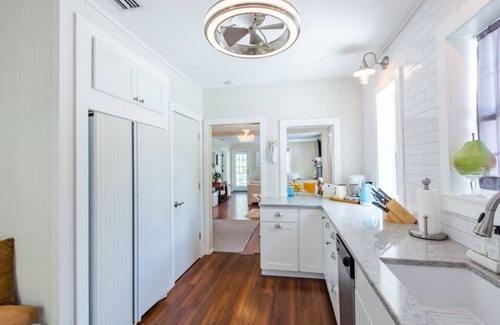 Gillespie Park Cottage | Beautiful Downtown Cottage near Beaches