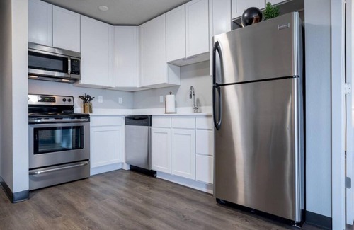 Downtown Des Moines Apartment | Beautiful Downtown Suite With Free Parking Gym More
