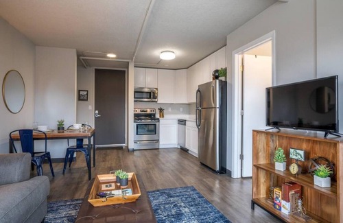 Downtown Des Moines Apartment | Beautiful Downtown Suite With Free Parking Gym More
