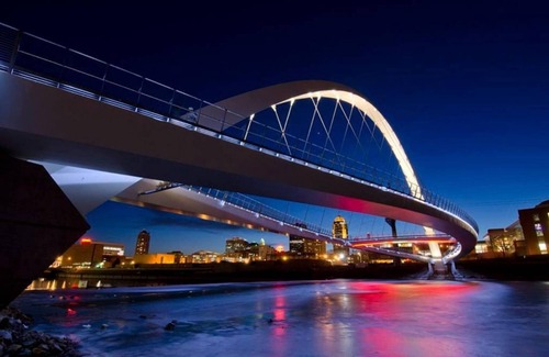 Downtown Des Moines Apartment | Beautiful Downtown Suite With Free Parking Gym More