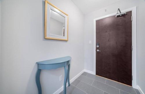 Crosstown Apartment | Beautiful Dt 3 Bed 2Bath Apat Free Parking & Pool