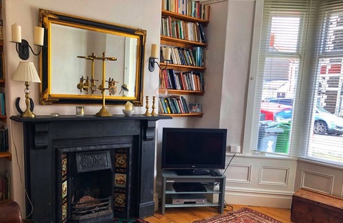 Canton House | Beautiful Edwardian House With 3 Large Bedrooms And 3 Comfy Beds