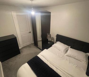 Ipswich House | Beautiful en-suite bedroom