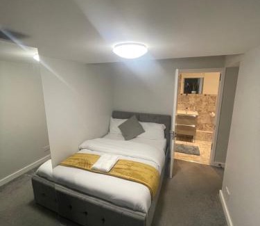 Ipswich House | Beautiful en-suite bedroom