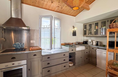 Loix House | Beautiful family house with swimming pool, parking