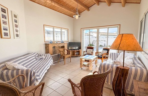 Loix House | Beautiful family house with swimming pool, parking