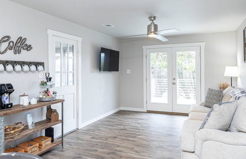 Dacula House | Beautiful Farm House Near Event Venues - Full Kitchen, Firepit & Grill!