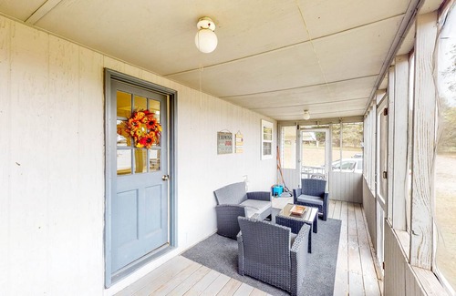Dacula House | Beautiful Farm House Near Event Venues - Full Kitchen, Firepit & Grill