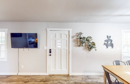 Dacula House | Beautiful Farm House Near Event Venues - Full Kitchen, Firepit & Grill