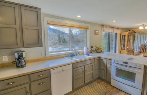 Tillamook House | Beautiful Fishing, Hunting, Horse riding Lodge right off the Wilson in Tillamook