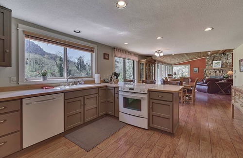 Tillamook House | Beautiful Fishing, Hunting, Horse riding Lodge right off the Wilson in Tillamook