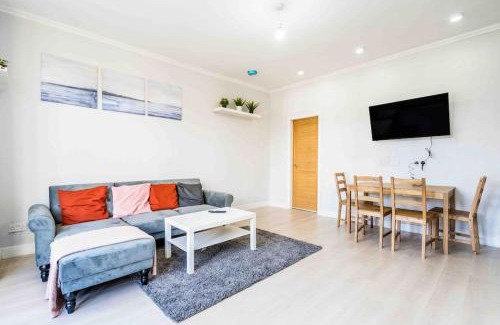 Moseley Apartment | Beautiful flat with free parking