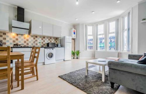 Moseley Apartment | Beautiful flat with free parking