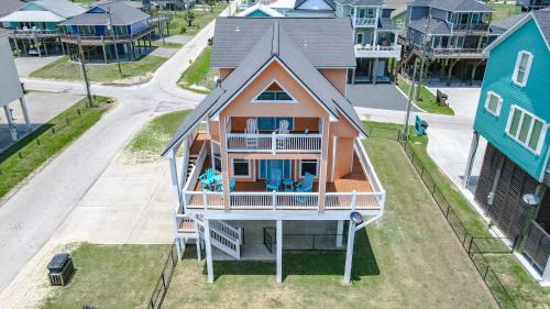 Port Bolivar House | Beautiful Front Row Views - Tiki Bar - Playground