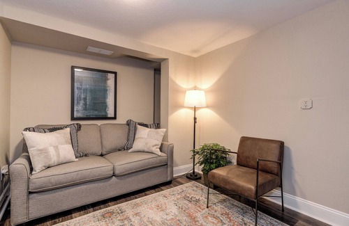 Old North End Apartment | Beautiful, fully-furnished Executive Apt in Historic Districts FALL SPECIAL