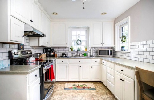 Bausman House | Beautiful fully-furnished Colonial in Millersville