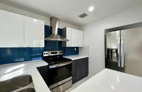 Coral Way Villa | Beautiful, fully furnished 4bed 2bath house - 5 minute walk to Miracle Mile Downtown Coral Gables