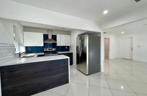 Coral Way Villa | Beautiful, fully furnished 4bed 2bath house - 5 minute walk to Miracle Mile Downtown Coral Gables