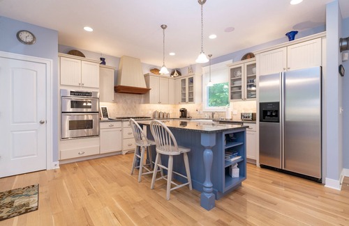 South Haven House | Beautiful garden and Lake Michigan Access Retreat with Private Beach/Kayak ramp