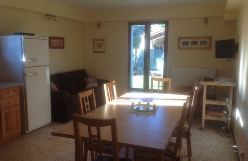 Marseillan Apartment | Beautiful garden apartment with a gated driveway in the village of Marseillan