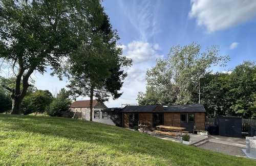 Newcastle-upon-Tyne Cabin | Beautiful Garden Lodge, only 8 minutes from Newcastle City Centre