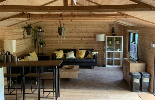 Newcastle-upon-Tyne Cabin | Beautiful Garden Lodge, only 8 minutes from Newcastle City Centre