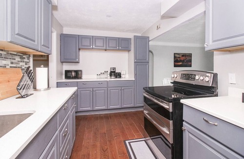 Cleveland House | Beautiful Getaway! ★ Quiet Area ★ Fenced Yard ★ Near Airport ★ Must see 👀