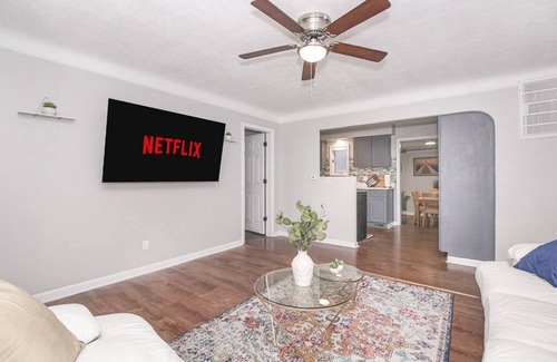 Cleveland House | Beautiful Getaway! ★ Quiet Area ★ Fenced Yard ★ Near Airport ★ Must see 👀