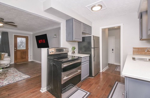 Cleveland House | Beautiful Getaway! ★ Quiet Area ★ Fenced Yard ★ Near Airport ★ Must see 👀