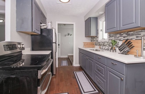 Cleveland House | Beautiful Getaway! ★ Quiet Area ★ Fenced Yard ★ Near Airport ★ Must see 👀