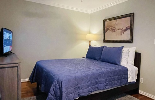 Garden Oaks House | Beautiful Greater Heights/Oak Forest Cottage 1-bed/1Bath home with ensuite