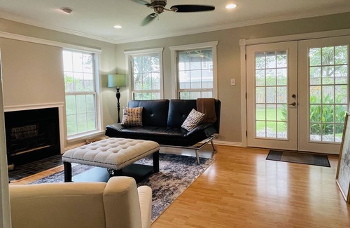 Garden Oaks House | Beautiful Greater Heights/Oak Forest Cottage 1-bed/1Bath home with ensuite