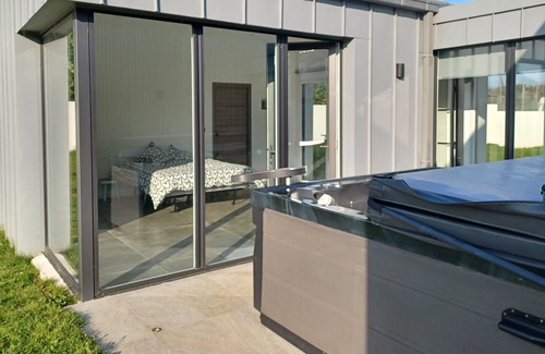 Plouarzel Bed & Breakfast | Beautiful guest room with jacuzzi and view of the countryside