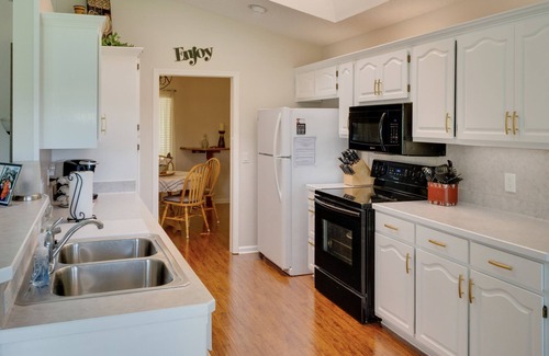Hot Springs Village House | Beautiful home, 1/4 mile from Balboa Beach/Marina