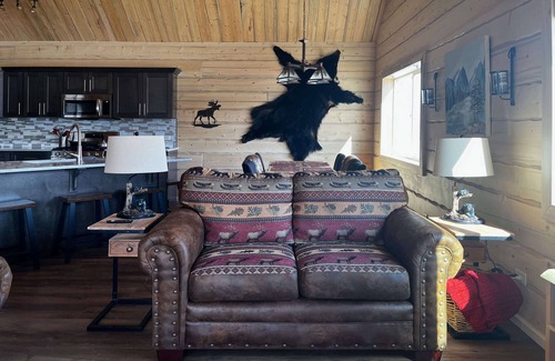 Dubois Cabin | Beautiful hand-crafted log cabin on Horse Creek one block off Main Street.