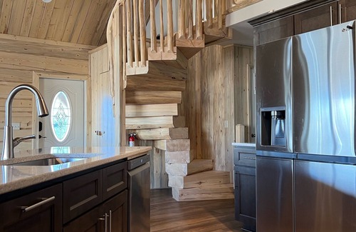 Dubois Cabin | Beautiful hand-crafted log cabin on Horse Creek one block off Main Street.
