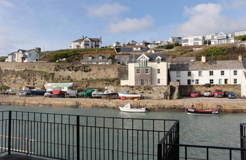 Portreath House | BEAUTIFUL HARBOURSIDE COTTAGE, 2 MIN WALK TO BEACH, Autumn/Winter from £525/week