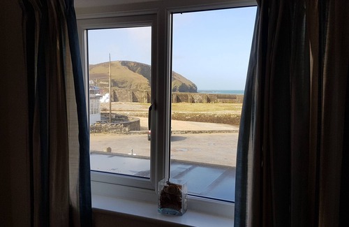 Portreath House | BEAUTIFUL HARBOURSIDE COTTAGE, 2 MIN WALK TO BEACH, Autumn/Winter from £525/week