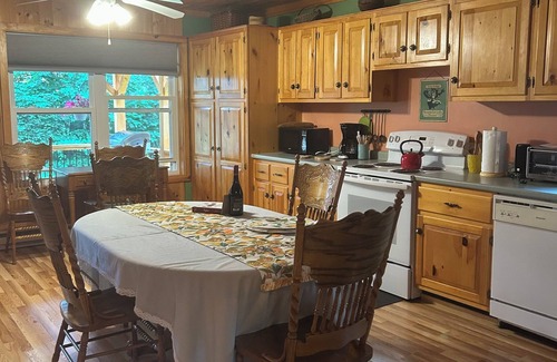 Lincolnville Cottage | Beautiful Heated Cottage by Pitcher Pond 3 gorgeous acres - Sleeps 4