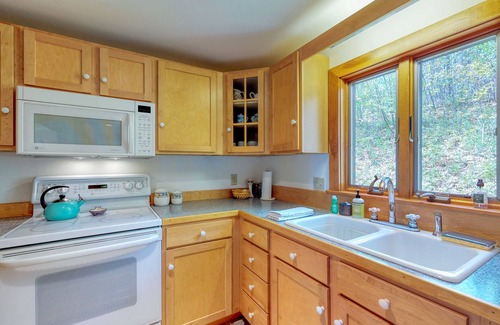 Rockport Cabin | Beautiful hilltop home with deck & view of Penobscot Bay - near festivals & more