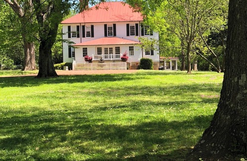 Eatonton House | Beautiful historic Antebellum home, 1.5 acres, close to Lake Oconee, Sinclair