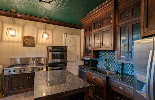 New Albany House | Beautiful historic home close to Louisville - Sleeps 12!