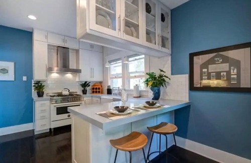 Middletown House | Beautiful historic home and gardens near downtown!