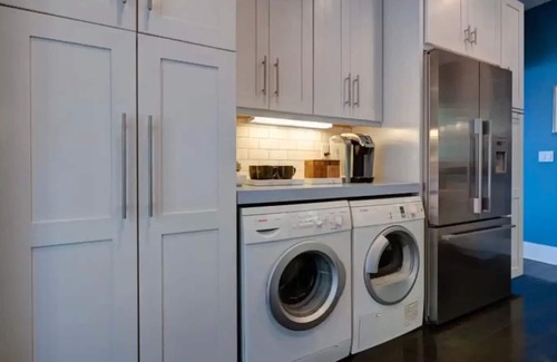 Middletown House | Beautiful historic home and gardens near downtown!