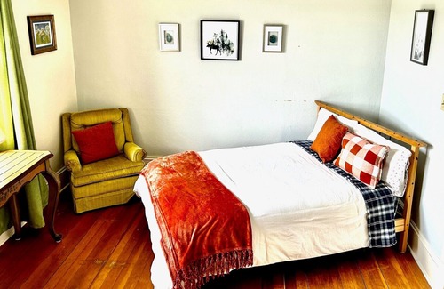 Independence House | Beautiful Historic home in the Willamette Valley Oregon, central to wine country